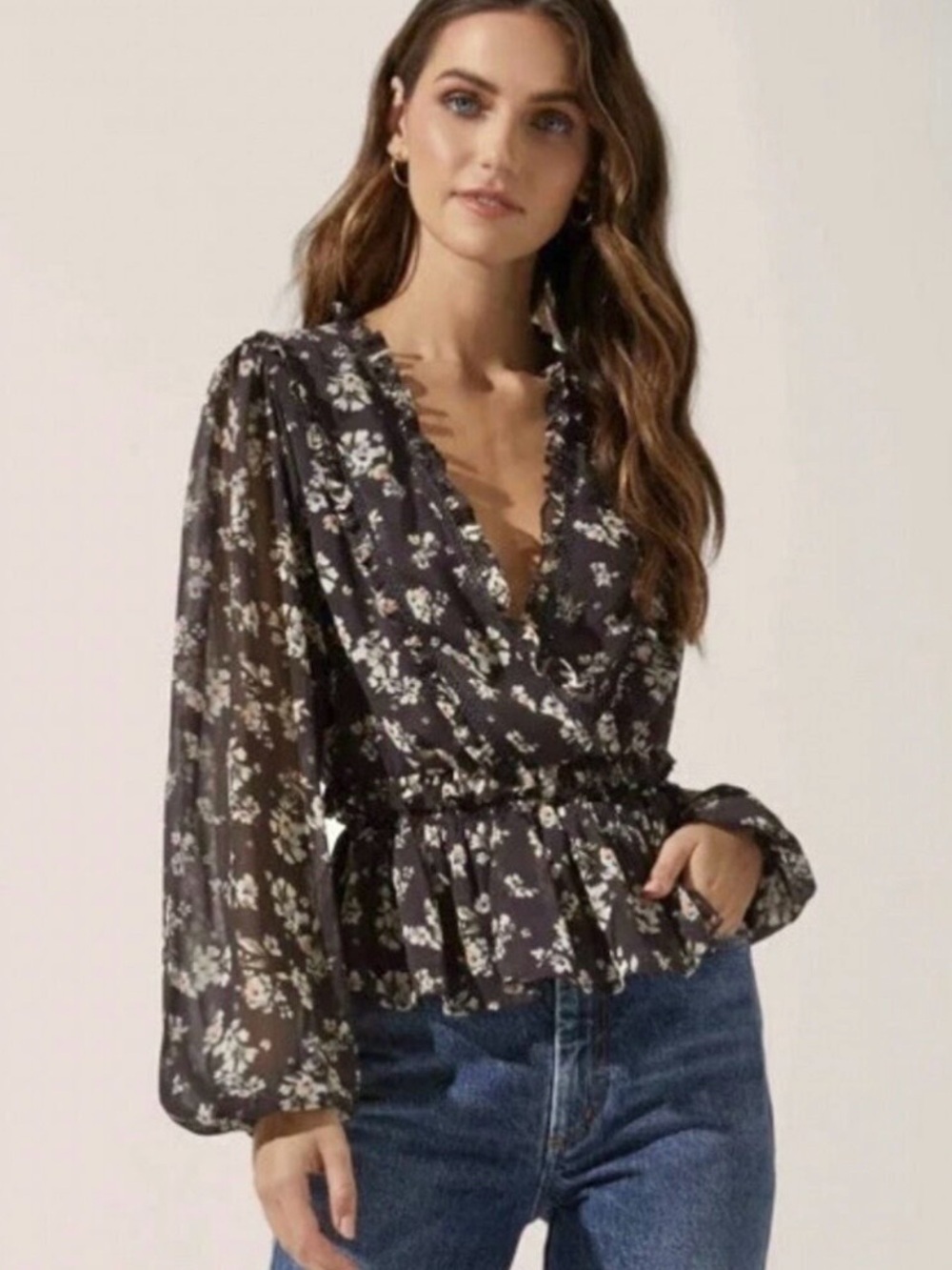 ASTR The Label Floral Chiffon Top Sz M Gray Ruffle Coquette Romantic Feminine
